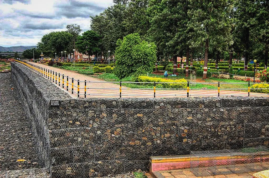 Flood protection wall along the Krishna–Koyna river confluence, Karad, Satara – SB Square Projects LLP